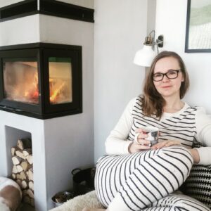 BILDE: Janne liker den skandinaviske stilen, og er særlig glad i ved-nisjen hun fikk laget under peisen.