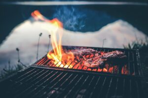 Kjøtt på grill med flammer