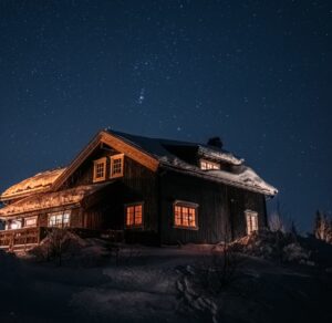 Hytte under stjernehimmel